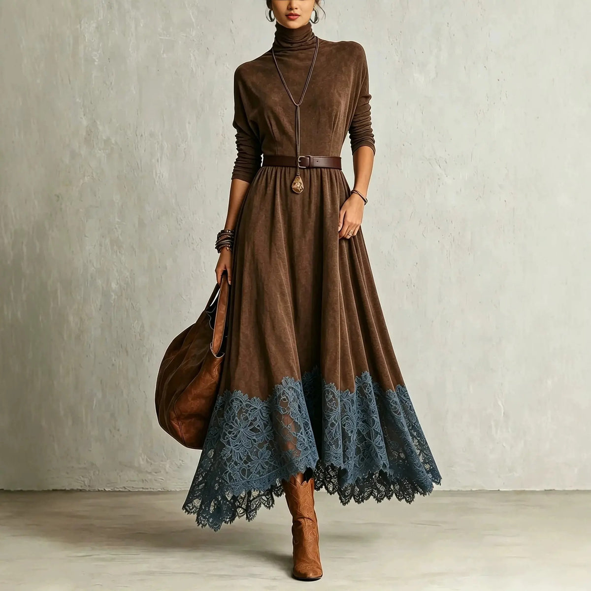 Vestido largo Alessia en café, de cuerpo entero, con botas altas y bolso